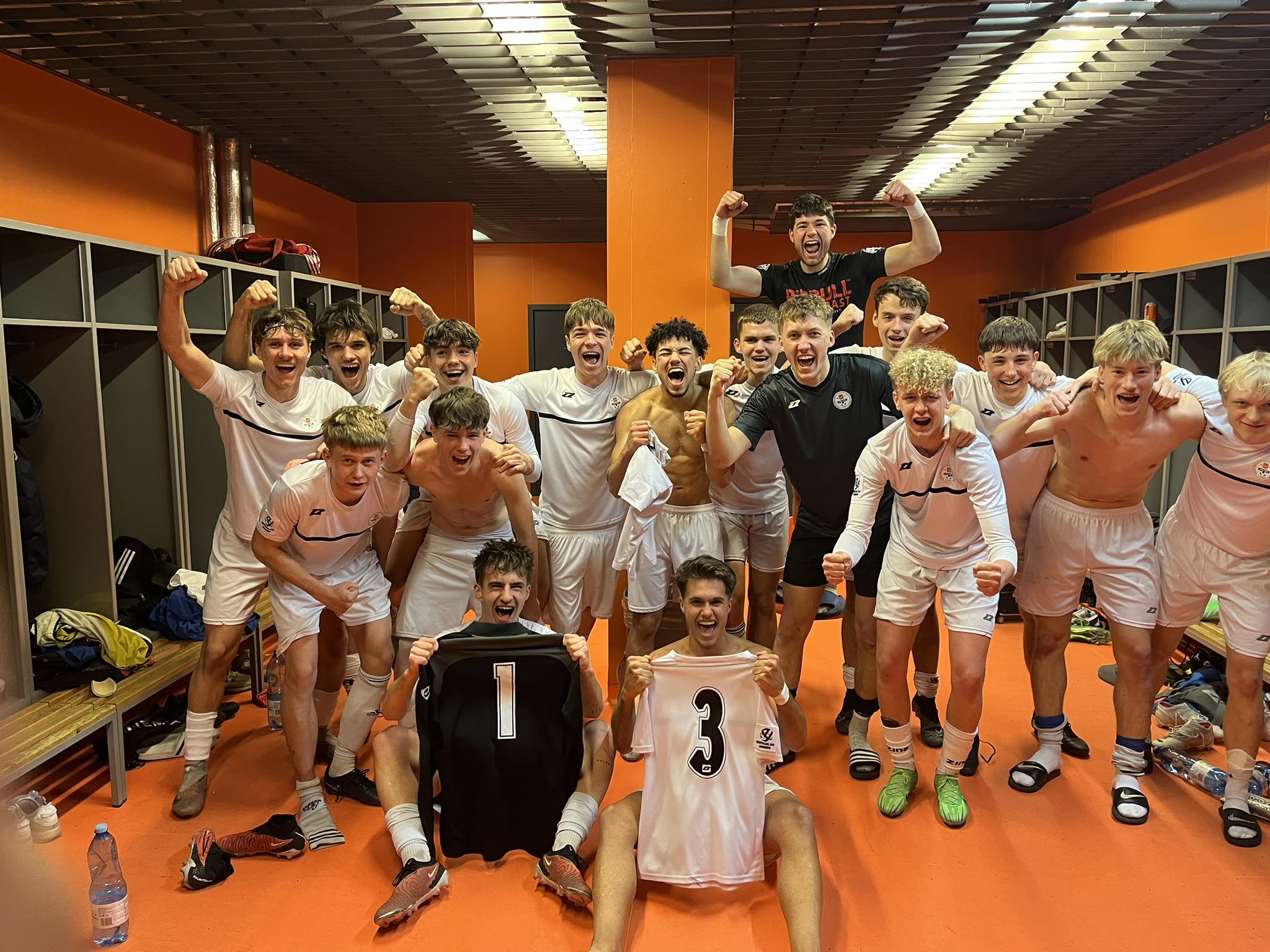 Junior Starszy kończy rozgrywki z głową podniesioną wysoko